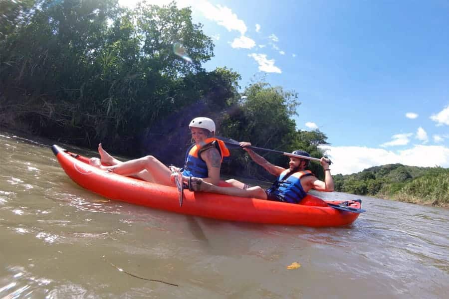 Kayak sobre el rio la vieja eje cafetero