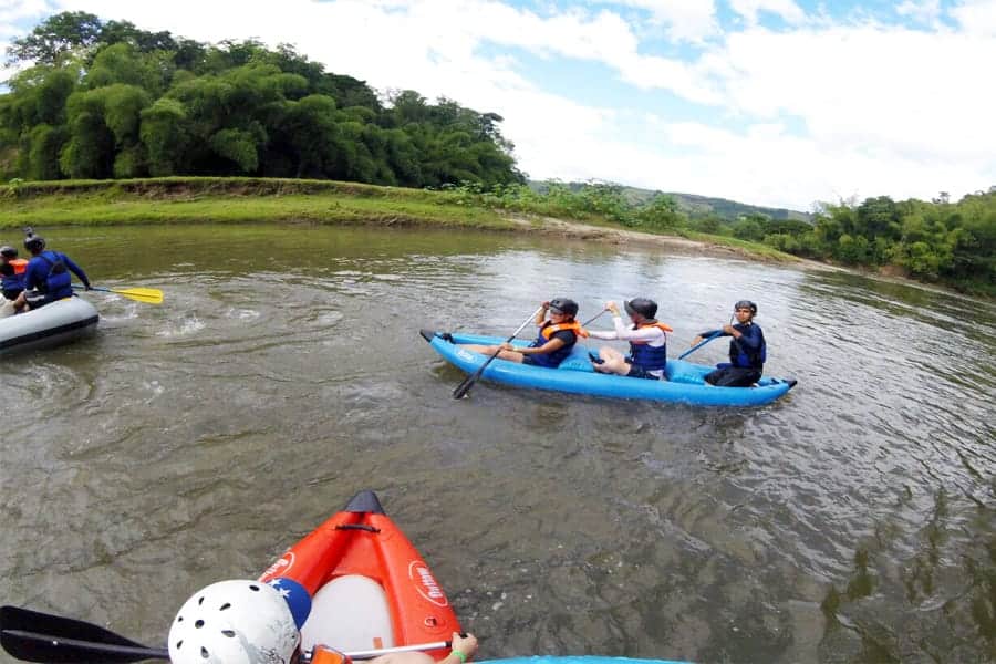 Kayak sobre el rio la vieja eje cafetero