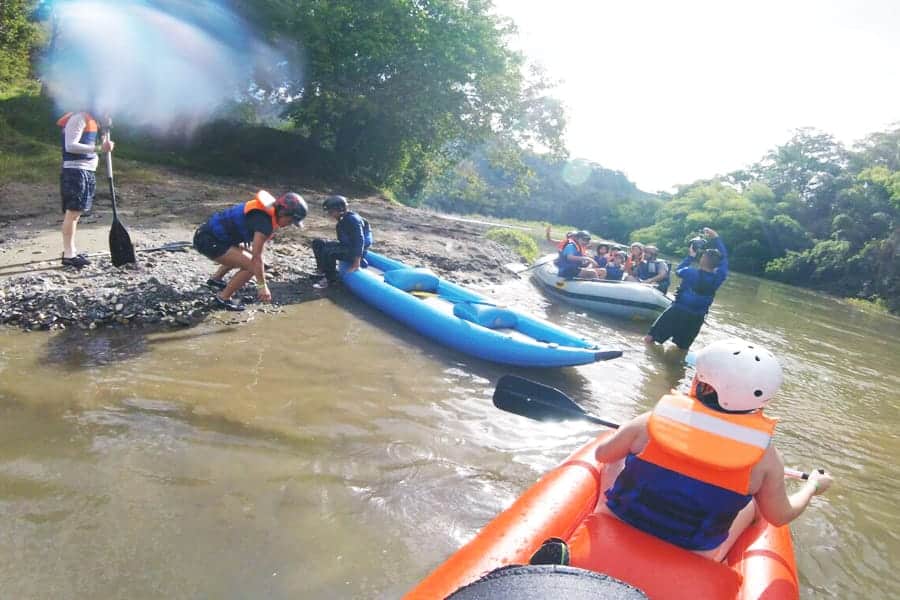 Kayak sobre el rio la vieja eje cafetero