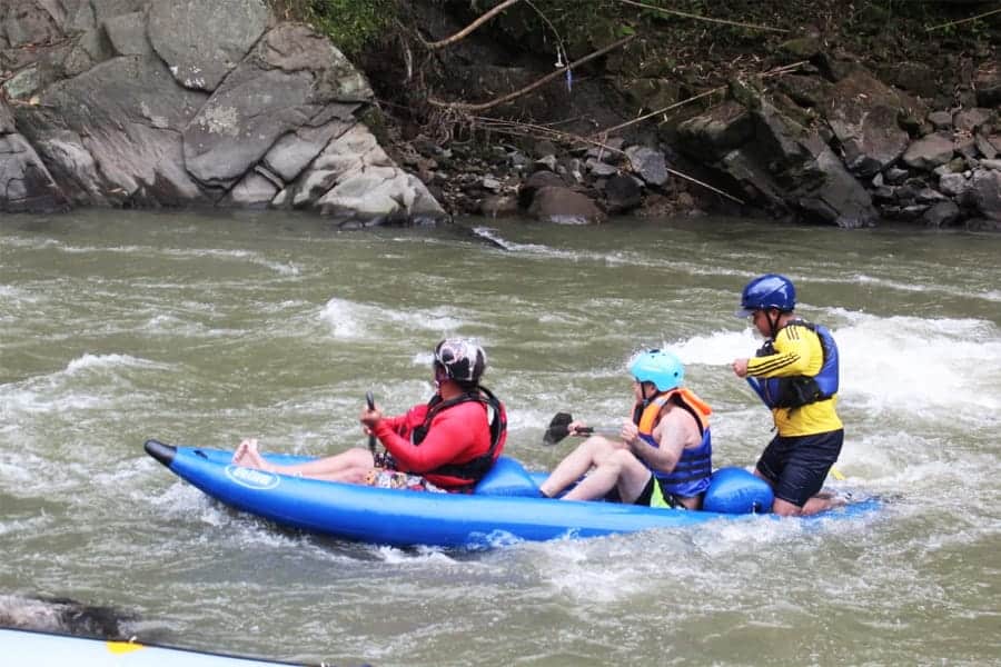 Kayak sobre el rio la vieja eje cafetero